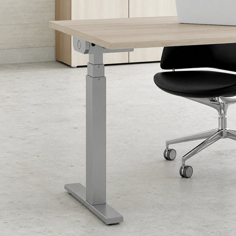 Mesa operativa elevable Vorte en ambiente de oficina