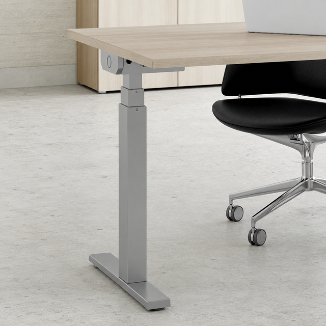 Mesa operativa elevable Vorte en ambiente de oficina