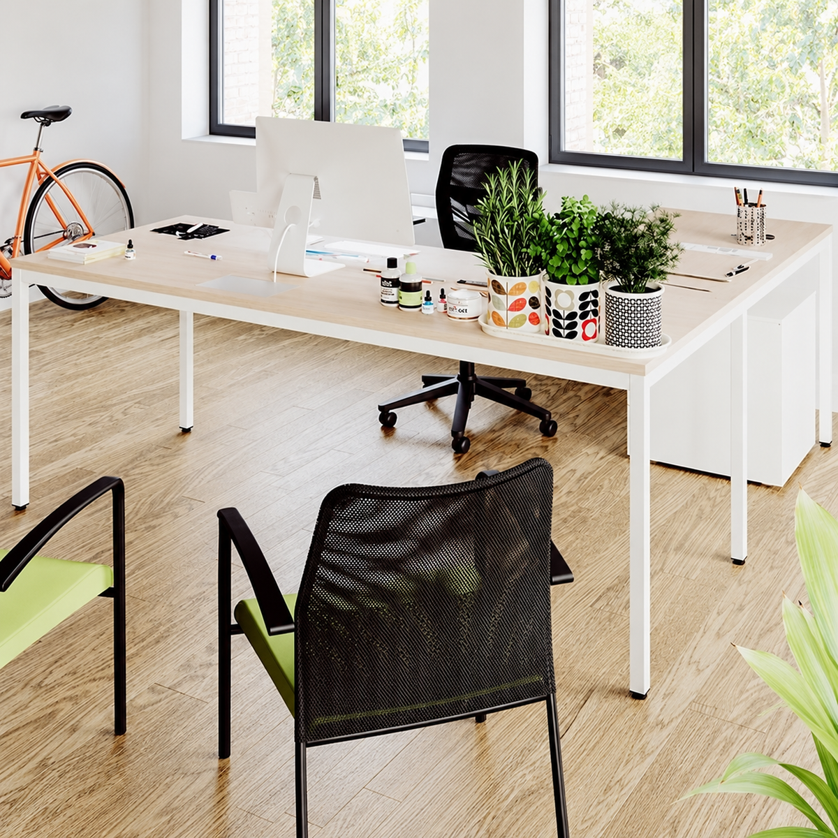Mesa operativa Tasli en L en ambiente de oficina