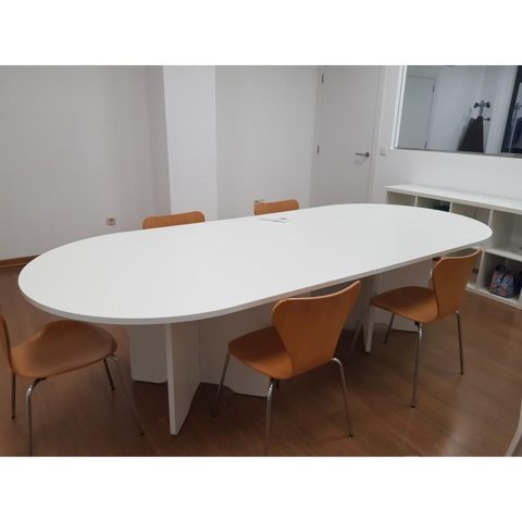 Mesa de reunión ovalada Colpa en el espacio de COMBINA S.