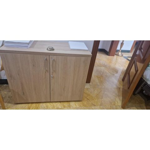 Armario de madera bajo Emese con puertas en el espacio de Jose f.